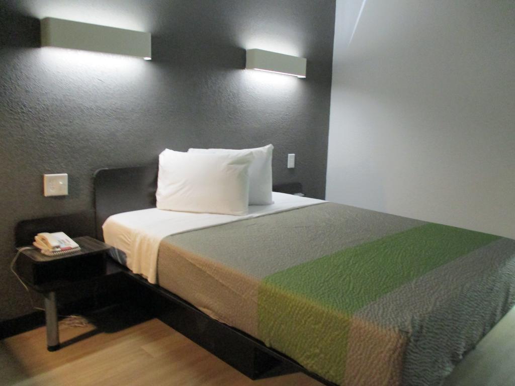 Studio 6-Indianapolis, In Room photo